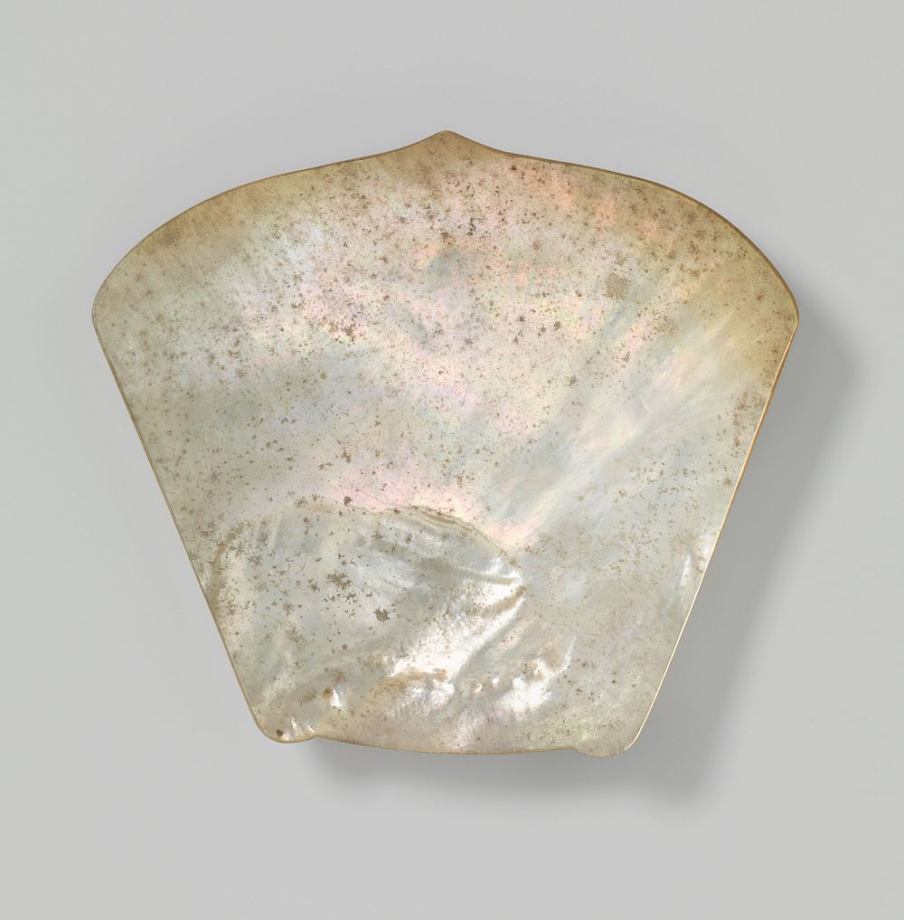 Schaal gevormd van een platte parelmoeren schelp. (1700 - 1800) by anonymous