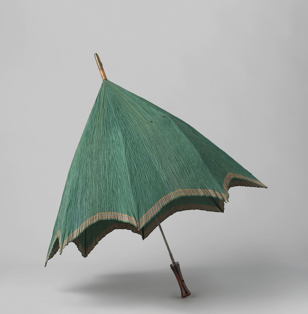 Parasol met dek van groene zijde met ingeweven streep langs de rand, op een ijzeren stok waaraan een houten handgreep (c.…