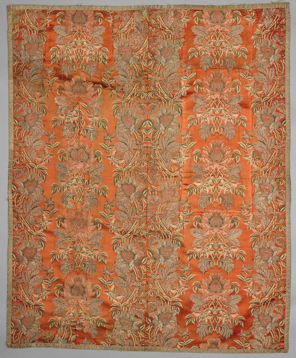Zalmkleurige zijden kleed met een floraal patroon en metaaldraad (c. 1600 - c. 1799) by anonymous