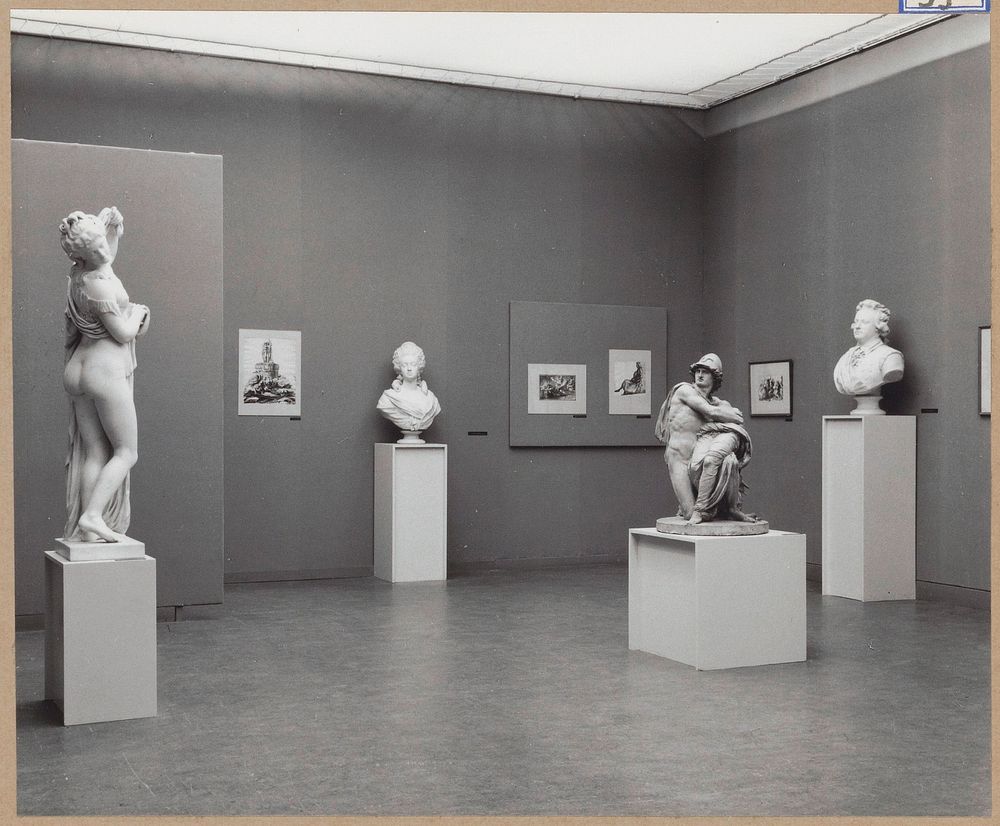 Zaal met twee beelden en twee bustes (c. 1961) by Rijksmuseum Afdeling Beeld