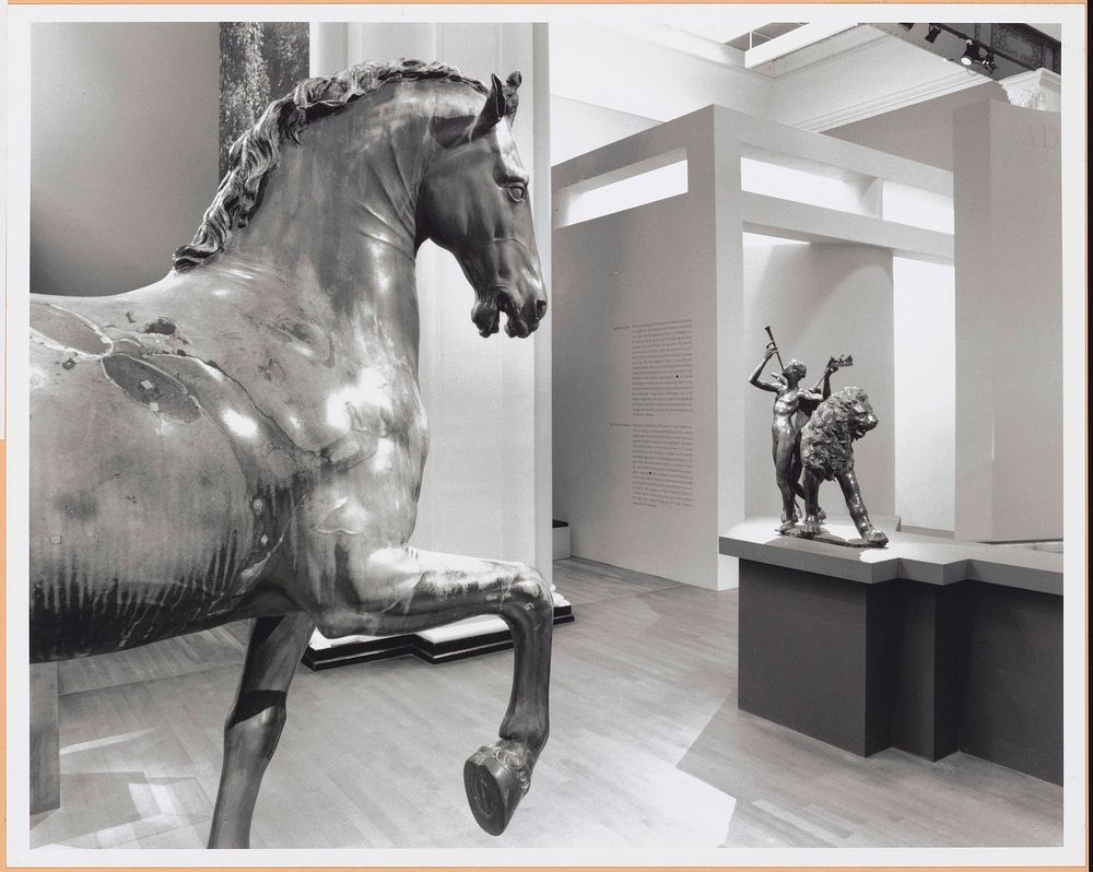 Zaal met links een beeld van een paard, rechts Fama met leeuw (c. 1998 - c. 1999) by Rijksmuseum Afdeling Beeld