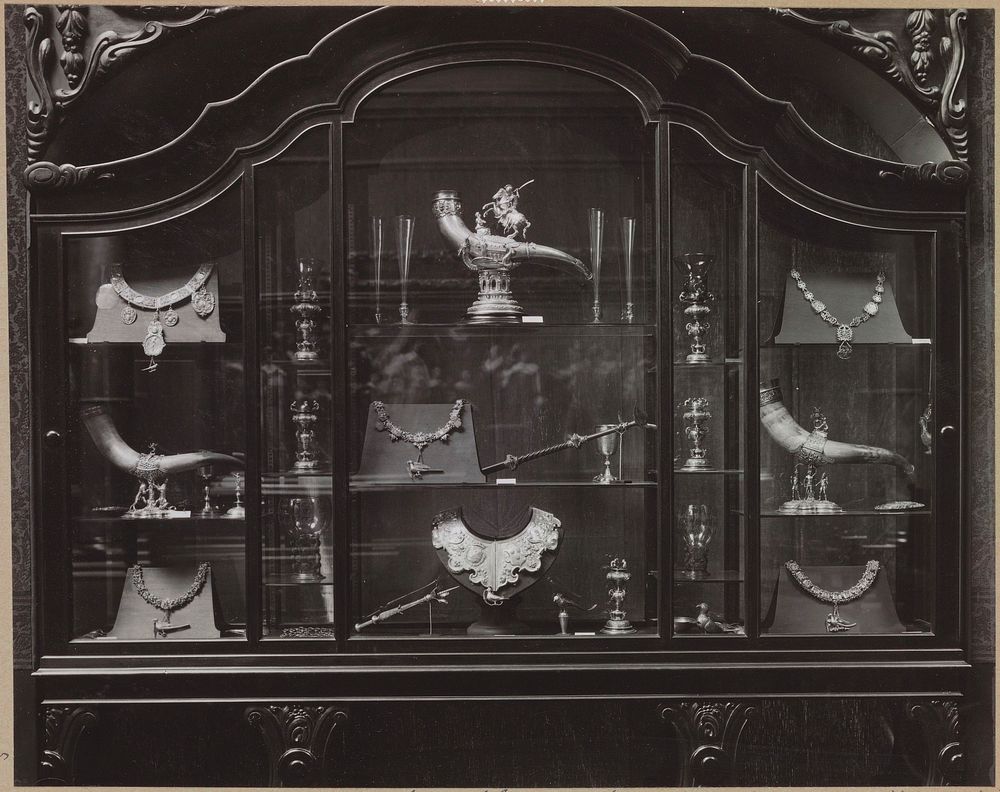 Vitrine met schutterszilver in de Nachtwachtzaal (c. 1920 - c. 1940) by Rijksmuseum Afdeling Beeld