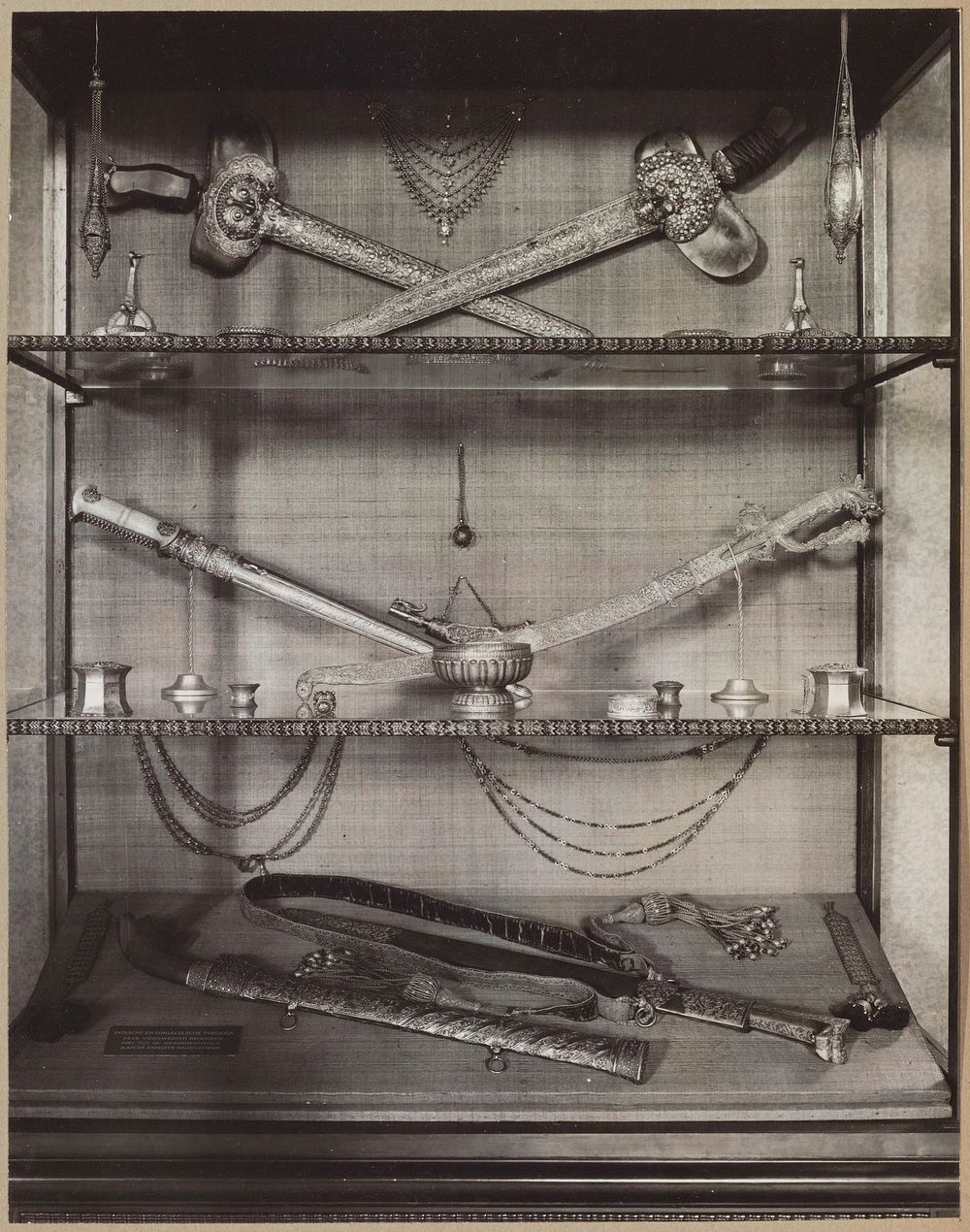 Vitrine met Indische en Singaleese objecten waaronder steekwapens (1900 - 1949) by Rijksmuseum Afdeling Beeld