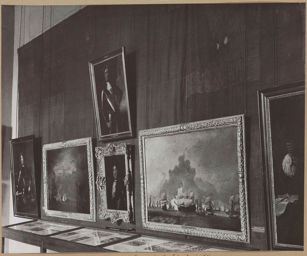 Schilderijen met zeegevechten en portretten boven legvitrines (1900 - 1949) by Rijksmuseum Afdeling Beeld