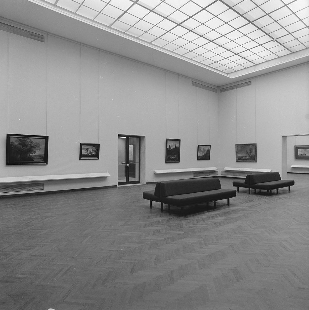 Zaal met schilderijen en doorgangen links en rechts (c. 1987 - c. 1988) by Rijksmuseum Afdeling Beeld