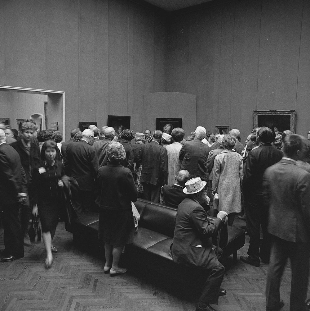 Zaal met bezoekers kijkend naar schilderijen, vooraan zitten mensen op banken (c. 1967) by Rijksmuseum Afdeling Beeld