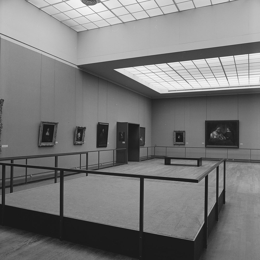 Zaal met zeven schilderijen, een verhoging, een bank voor bezoekers en een doorgang (c. 1969) by Rijksmuseum Afdeling Beeld