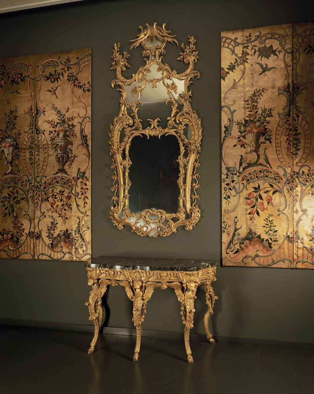 Zaal met spiegel en tafel, aan weerszijden wanddecoratie met bloem- en plantmotieven (c. 1990 - c. 2003) by Rijksmuseum…