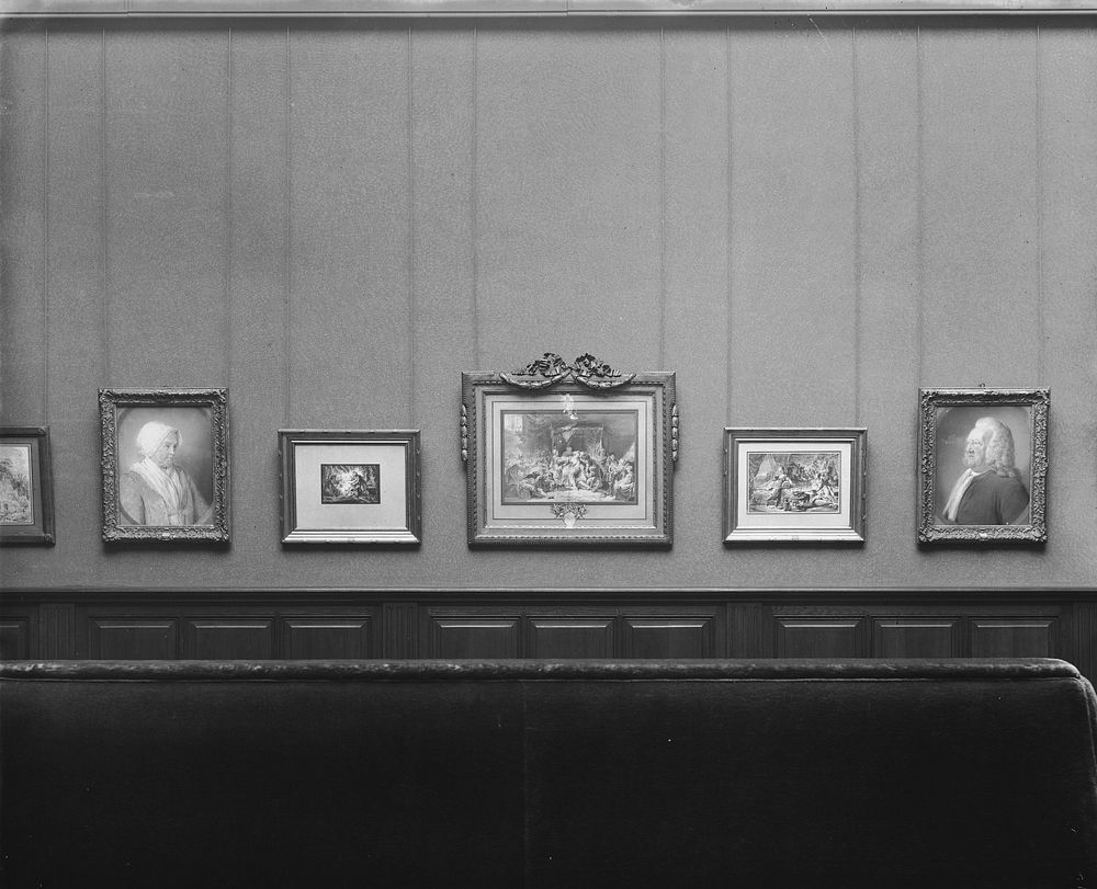 Wand met zes schilderijen waaronder twee portretten van een man en een vrouw (1926) by Rijksmuseum Afdeling Beeld