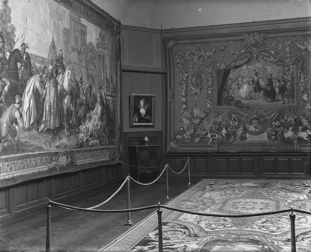 Zaal met tapijten en een portret van een vrouw boven een kastje met een vaas (1926) by Rijksmuseum Afdeling Beeld