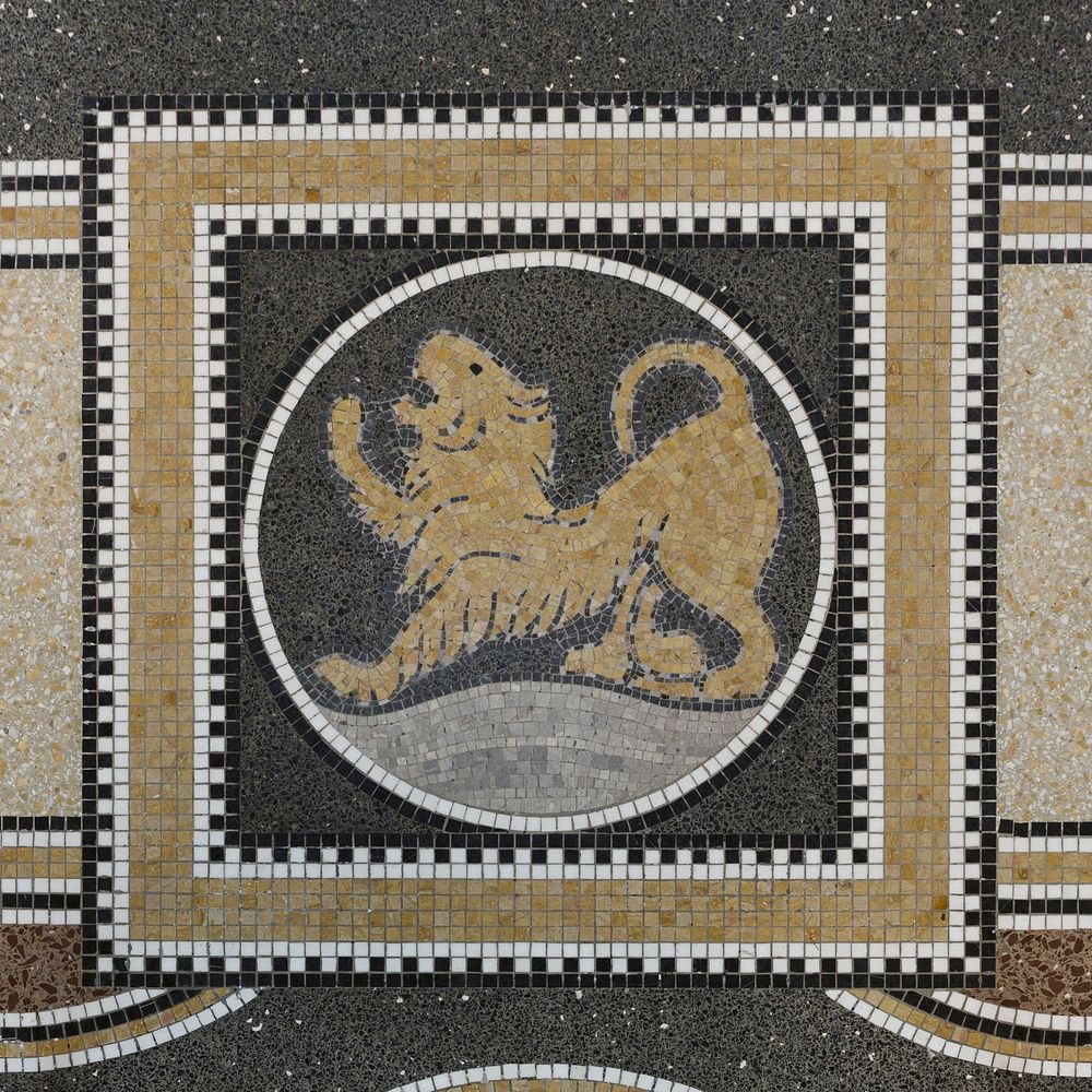 Detail van het mozaïek in de Voorhal met het dierenriemteken leeuw (2013) by René den Engelsman