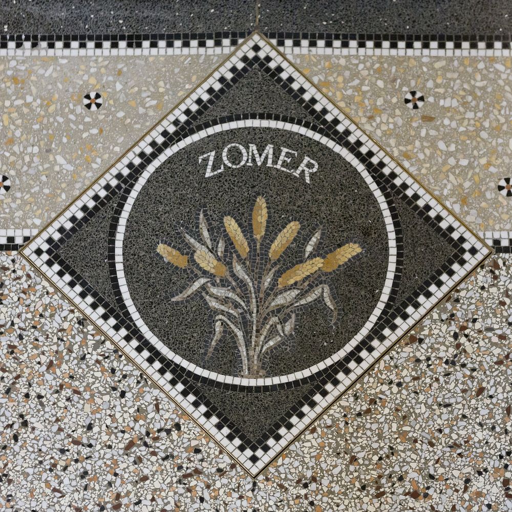 Detail van het mozaïek in de Voorhal met graan en de tekst Zomer (2013) by René den Engelsman