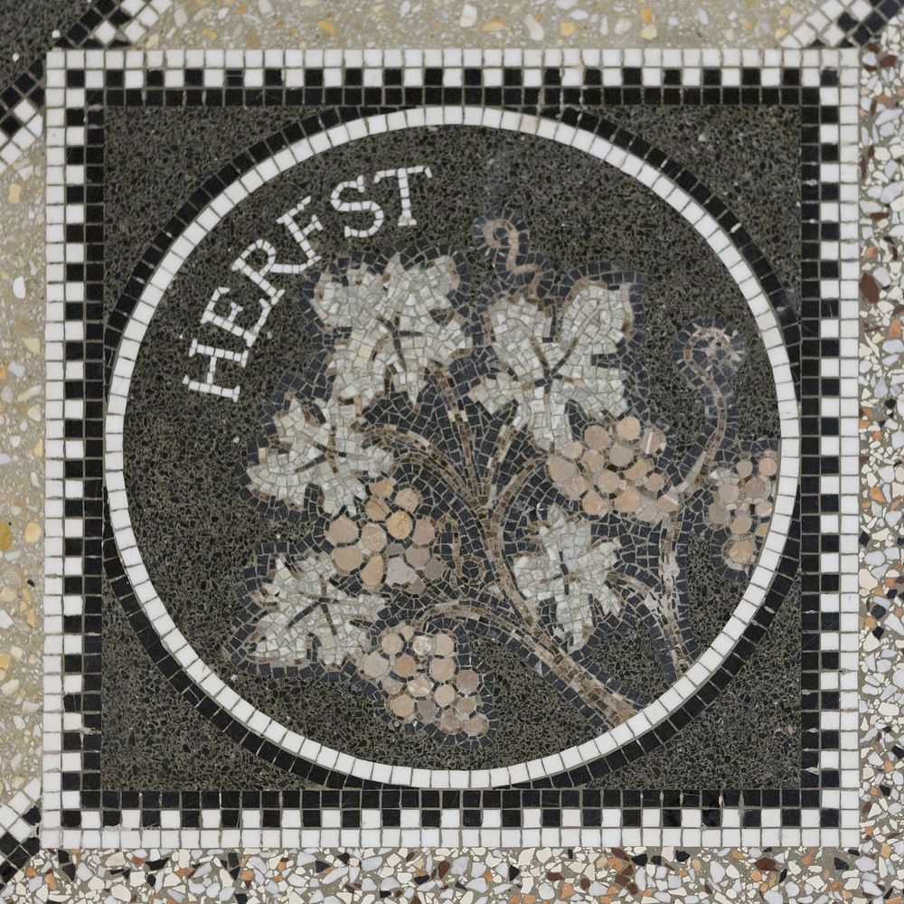 Detail van het mozaïek in de Voorhal met een druif en de tekst Herfst (2013) by René den Engelsman
