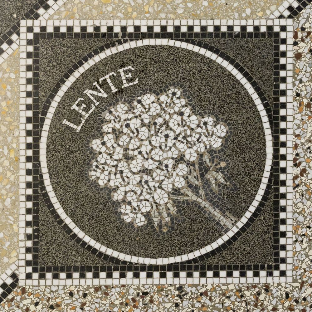 Detail van het mozaïek in de Voorhal met een meibloem en de tekst Lente (2013) by René den Engelsman