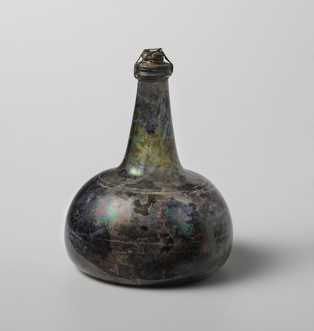 Glass winebottle with wine from the wreck of the Dutch East Indiaman 't Vliegend Hart (1700 - 1735)