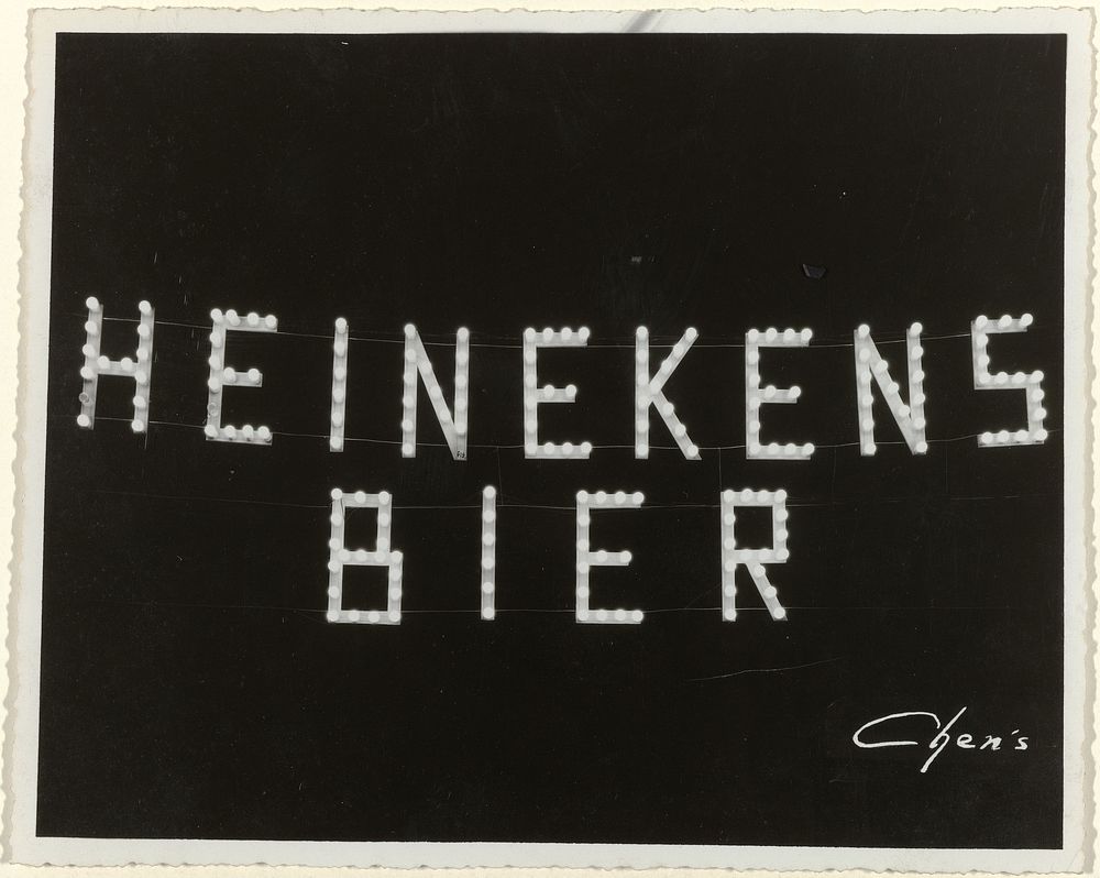 Lichtreclame voor Heinekens Bier te Koetaradja feestelijk verlicht in 1937 (1937) by Chens Photo Studio