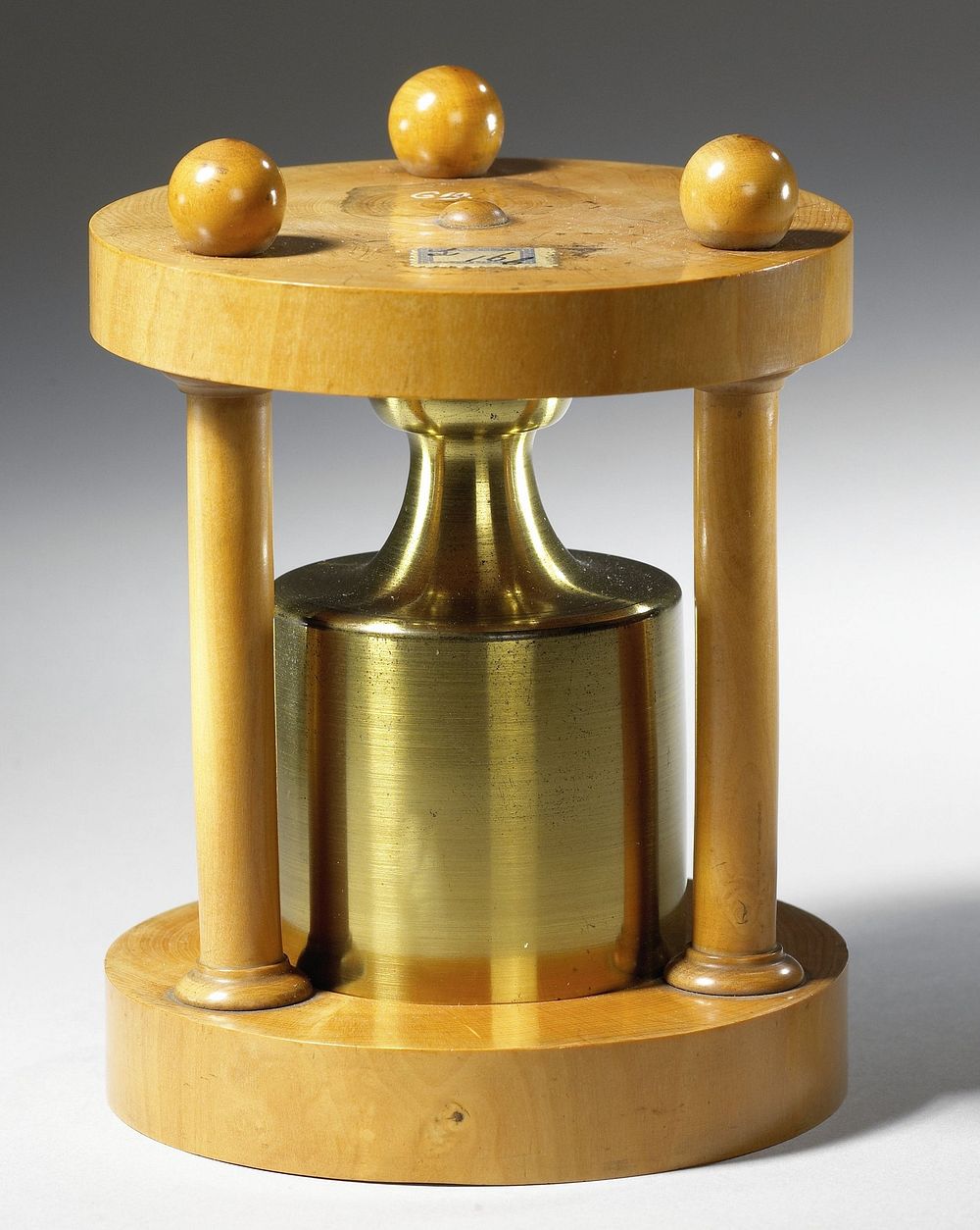Gewicht van 1 kilogram in houten standaard (c. 1825) by anonymous