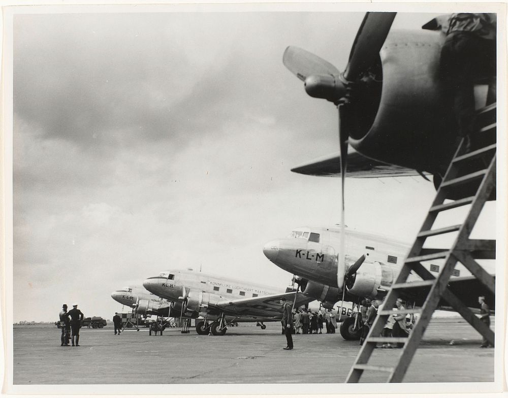 US Army vliegtuigen op Schiphol (1946 - 1947) by United States Information Service