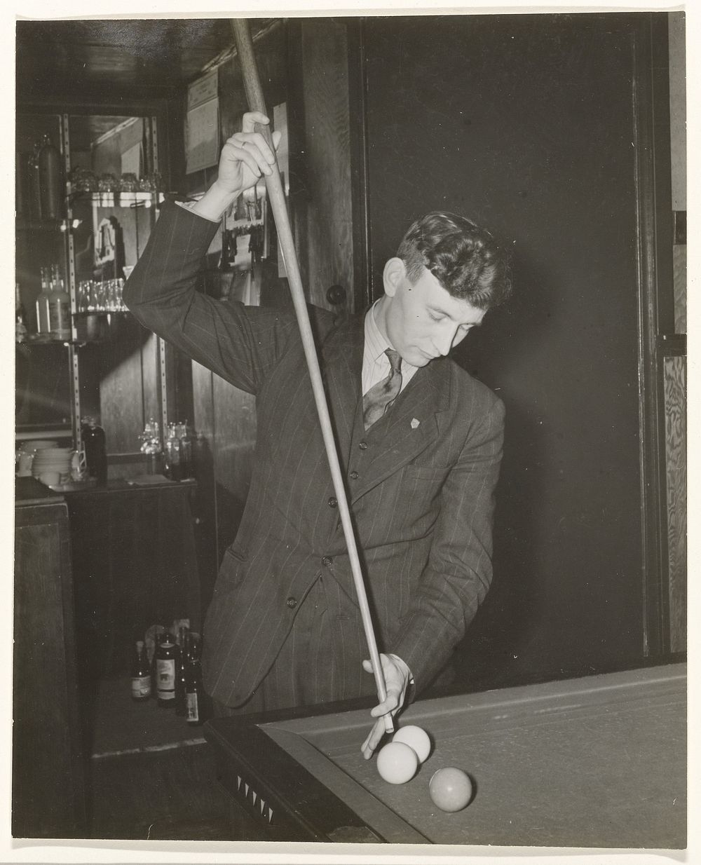 Abe Lenstra aan de biljarttafel (1935 - 1955) by Nationaal Foto Persbureau