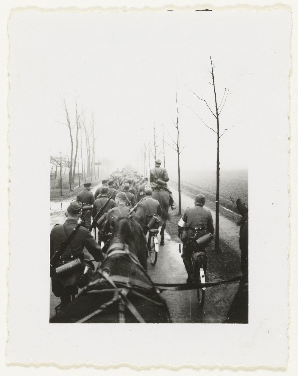 Colonne Duitse soldaten (1941) by anonymous