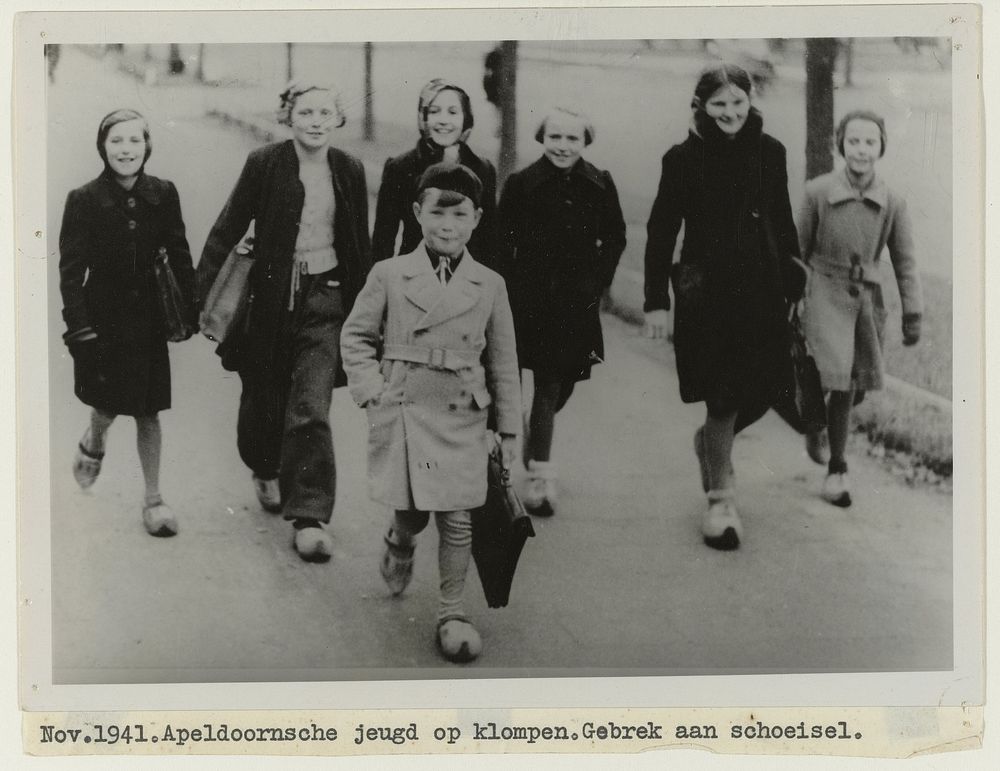 'Holland weer op de klomp' November 1941, Apeldoornse schooljeugd (1941) by anonymous
