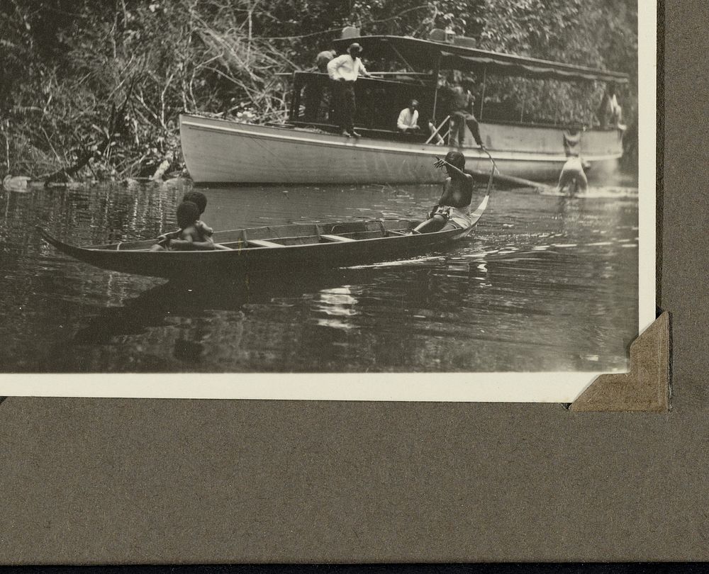 Rivierboot en kano op een rivier in Suriname (1925 - 1927) by anonymous