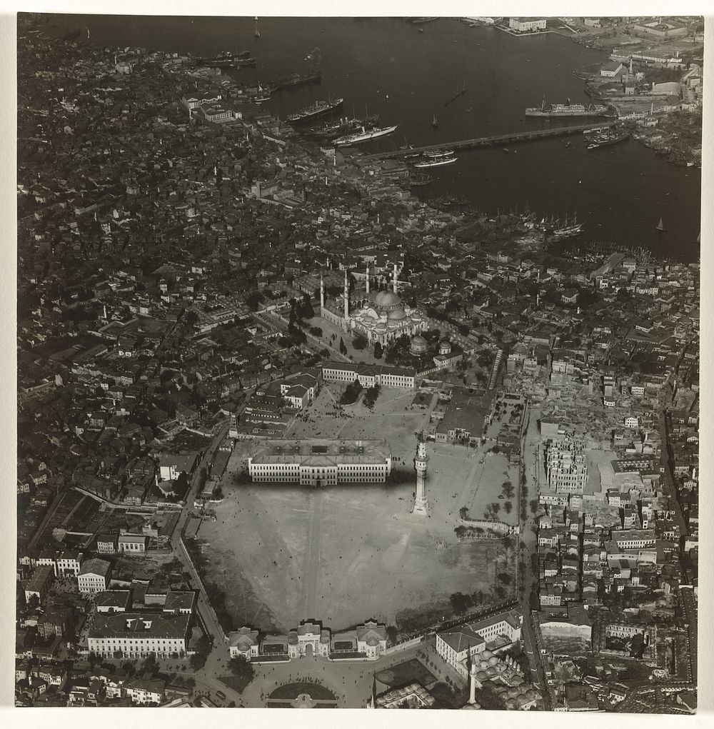 Luchtfoto van Istanbul (1930 - 1975) by anonymous