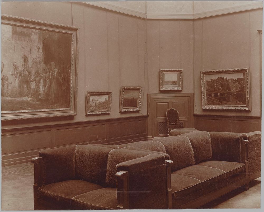 Zaal 369 in de Druckeruitbouw met opstelling van 19de eeuwse schilderijen in 1928 (1928) by anoniem
