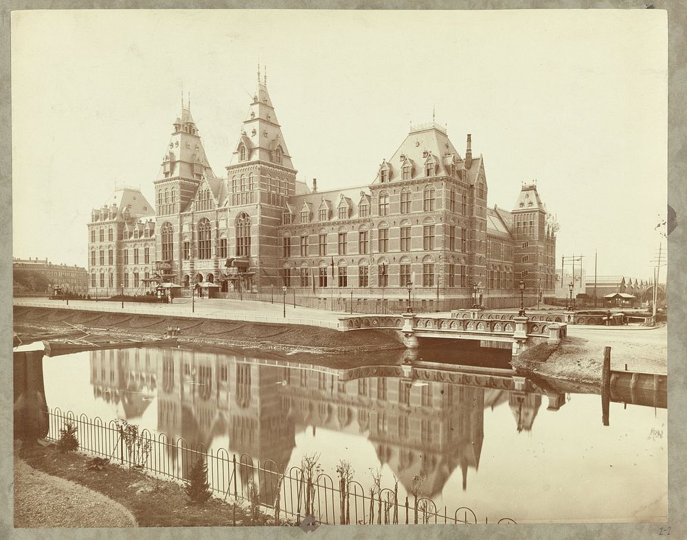 Voorgevel van het Rijksmuseum omstreeks 1888 (1884 - 1892) by anoniem
