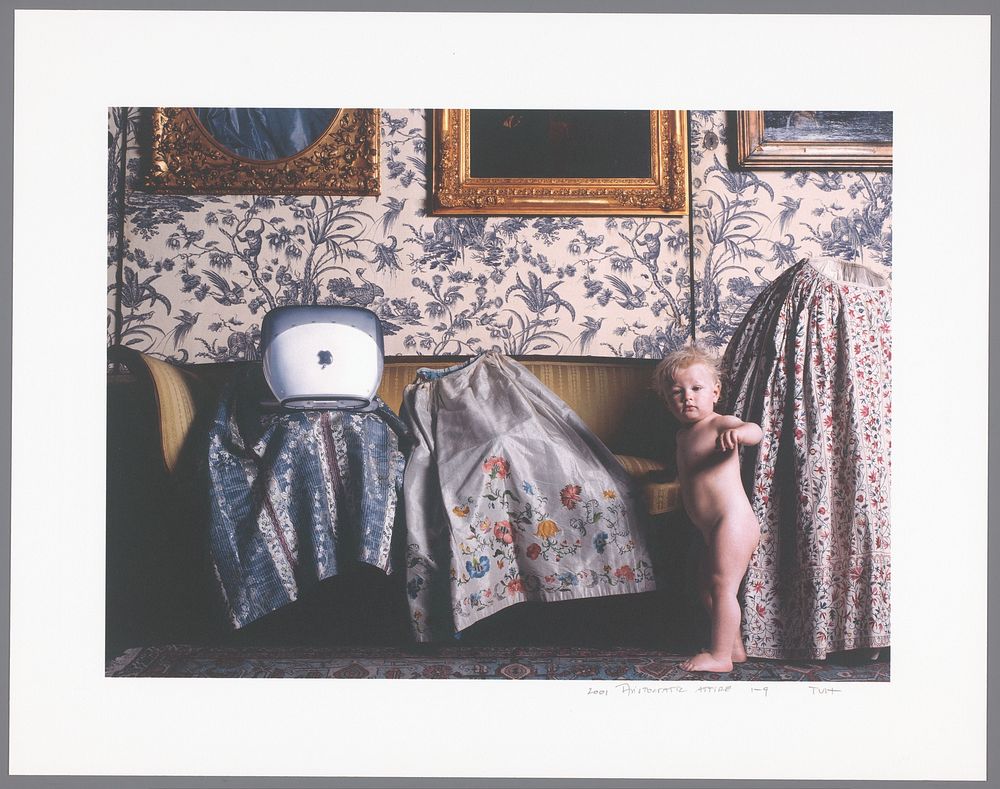 Drie rokken, waarvan twee zittend op een bank en een staand met een naakt jongetje (2000 - 2003) by Tom van Heel