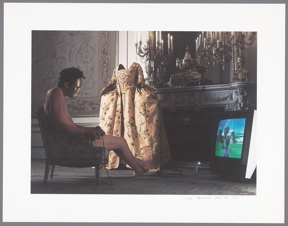 Zijden Japon voor een marmeren schouw en een zittende gemaskerde jongeman, spelend op een spelcomputer in de Zaal van Museum…