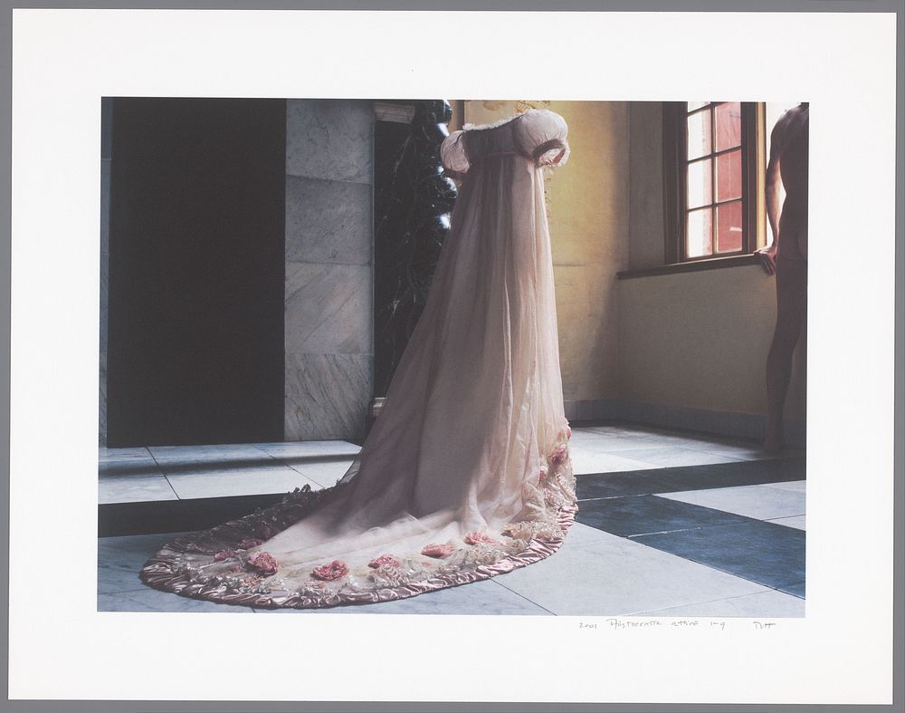 Bruidsjapon in driekwart aanzicht gedraaid naar een open raam waar een naakte man staat, in Ons' Lieve heer op Solder (2000 …