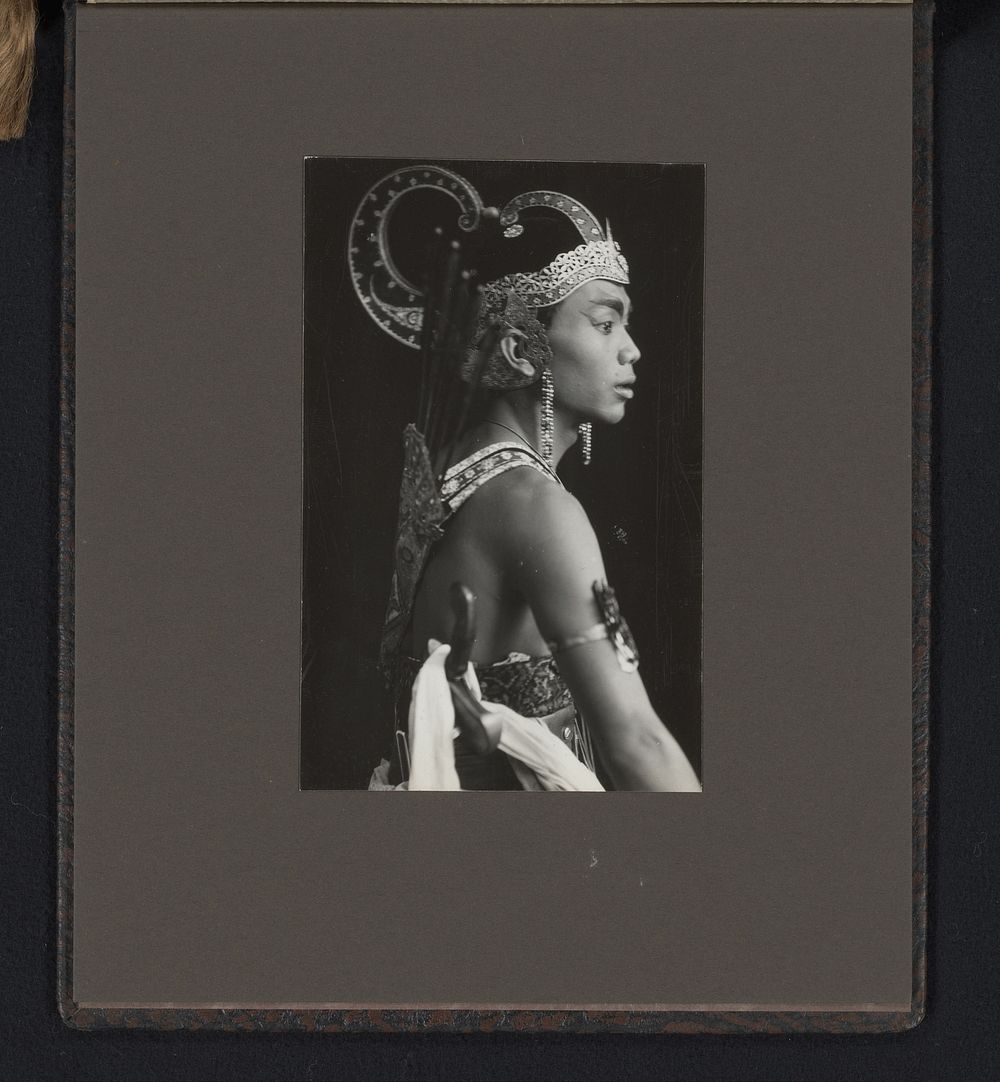 Portret van een Javaanse danseres (1930 - 1940) by Adeline Andrea du Celliée Muller