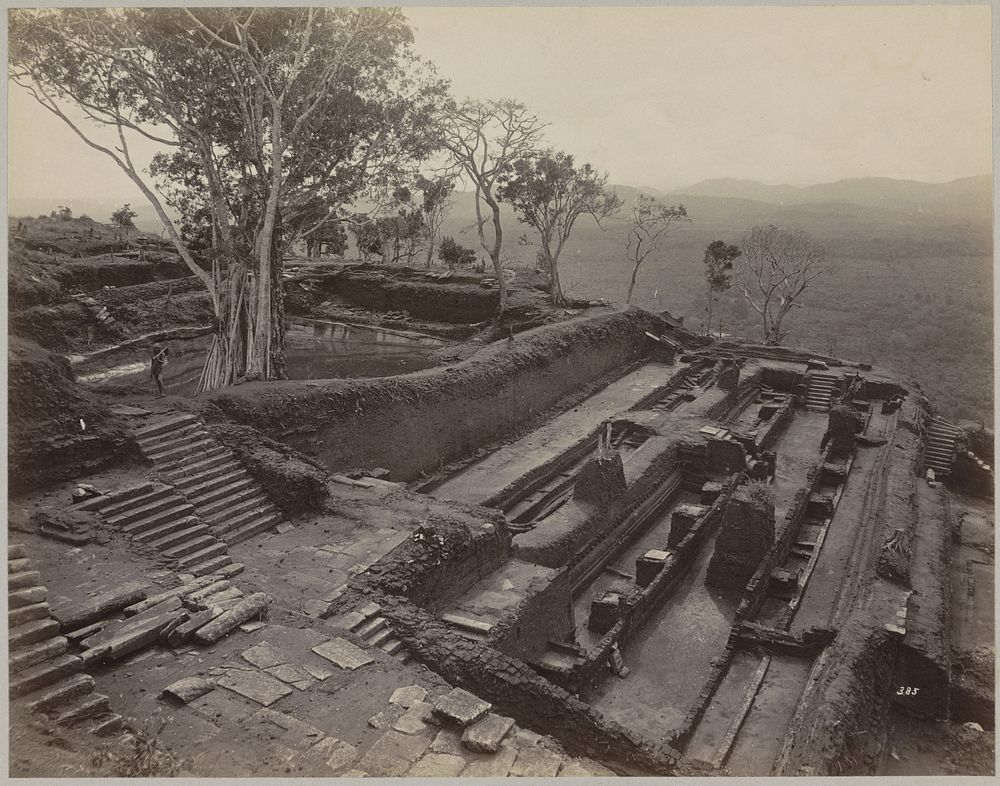 Ruïne van tuin met terrassen (?), Sigiriya (c. 1895 - c. 1915) by anonymous