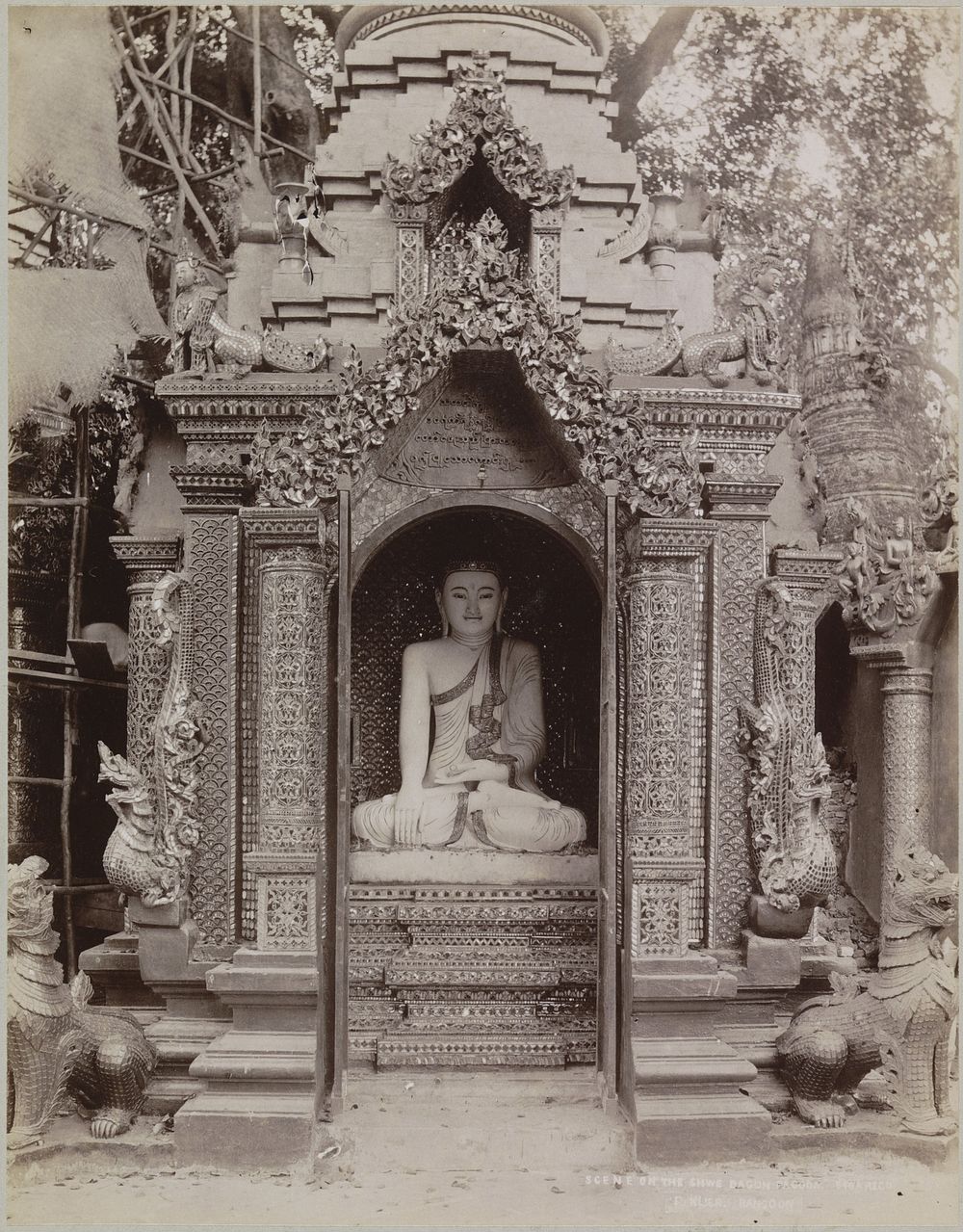 Boeddhabeeld in nis, Rangoon (c. 1895 - c. 1915) by P Klier