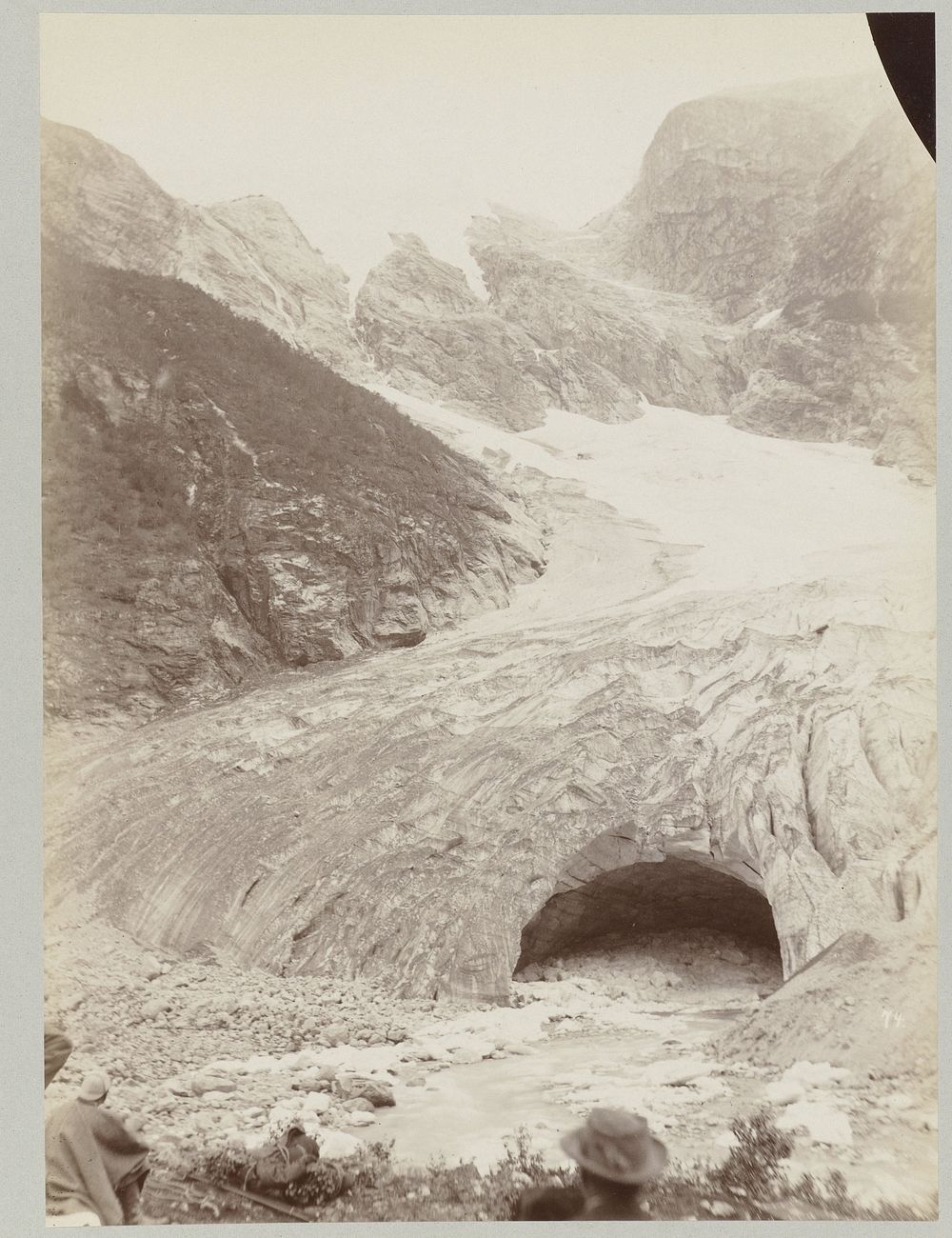 Keizer Wilhelm II aan de voet van een Noorse gletsjer (1889) by Paul Güssfeldt and Carl Saltzmann