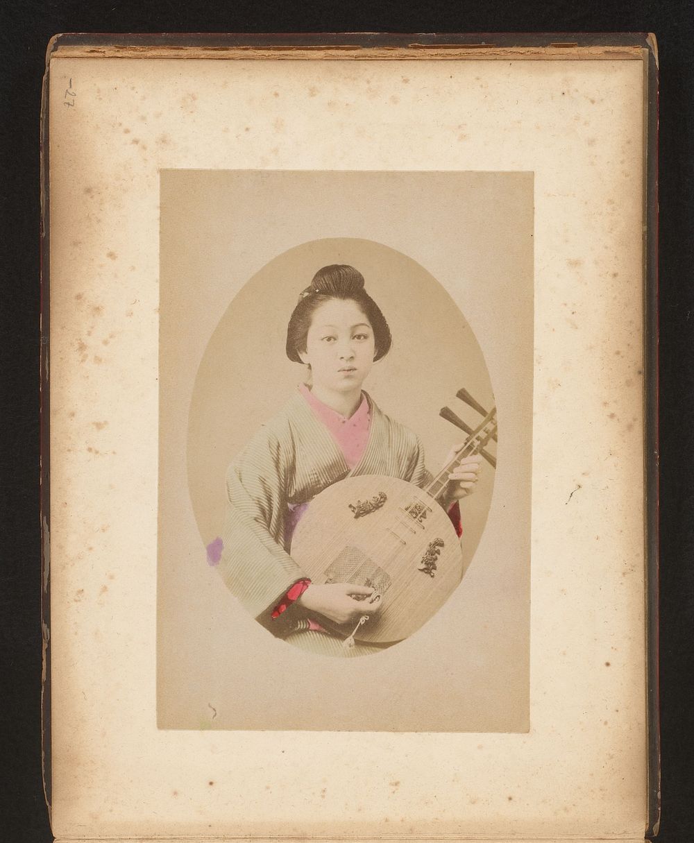 Japanse vrouw met een Yueqin (1851 - c. 1900) by anonymous