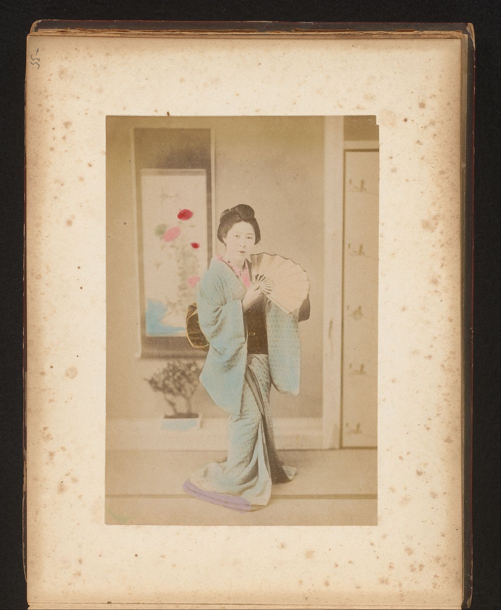 Portret van een Japanse vrouw met waaier (1851 - c. 1900) by anonymous