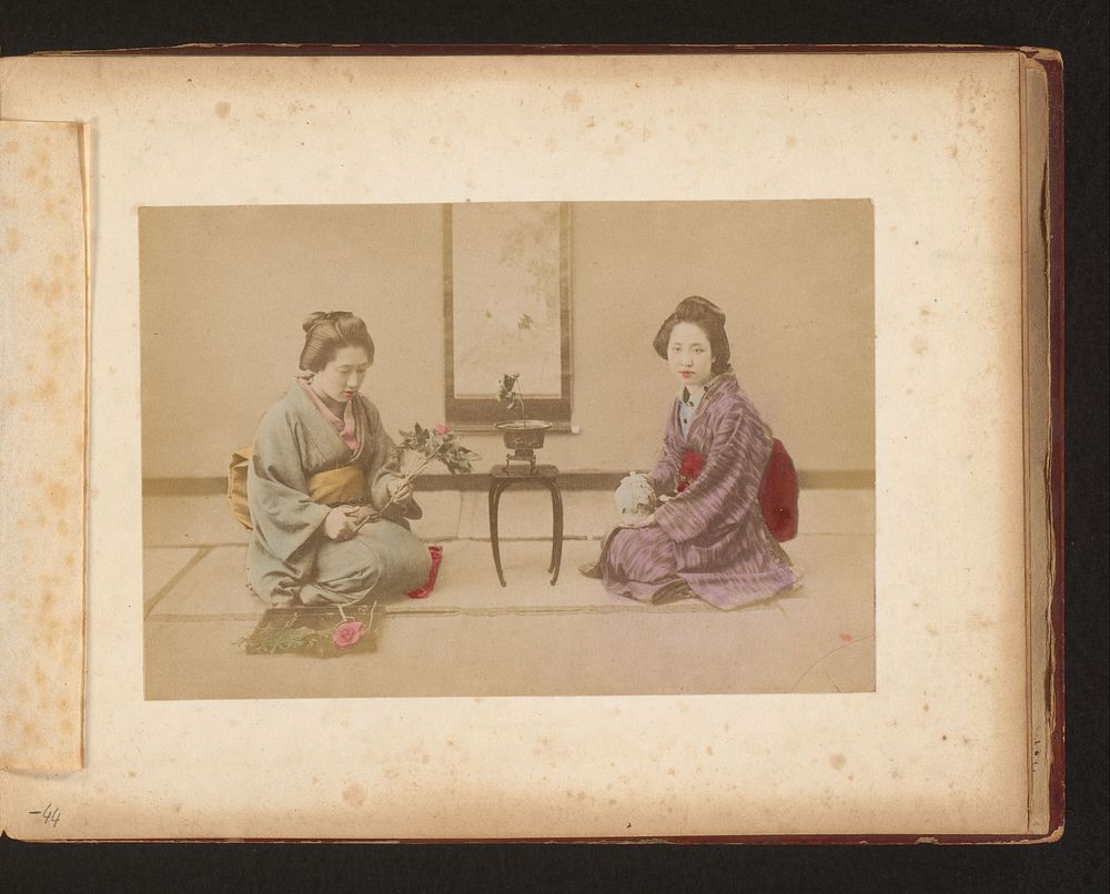 Twee Japanse vrouwen met bloemen (1851 - c. 1900) by anonymous