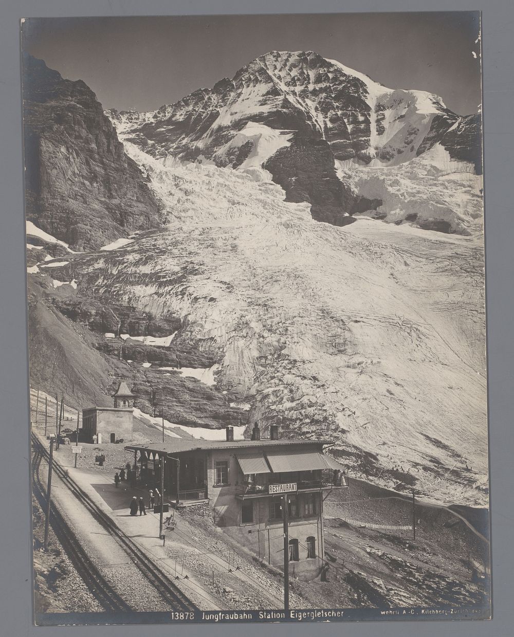 Jungfraubahn, station Eigergletscher, de berg Eiger op de achtergrond, Berner Alpen, Zwitserland (in or after 1912 - c.…