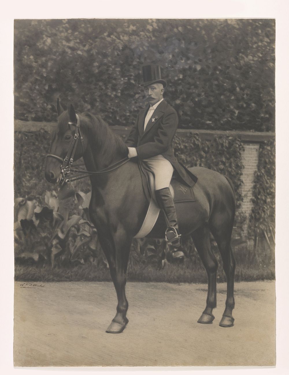 Portret van een man (lid van de familie Van Heerdt) te paard (ruiterportret), Baarn (c. 1900 - c. 1925) by Lodewijk van de…