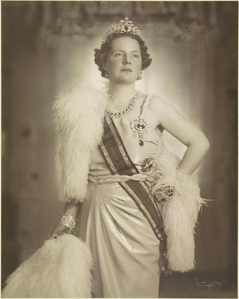 Portret van Juliana, koningin der Nederlanden (1937) by Franz Ziegler