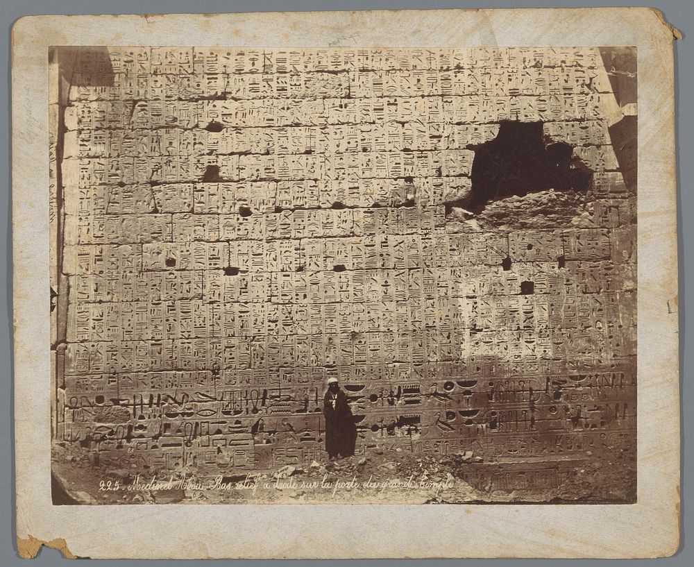 Bas-reliëf op de tempel van Ramses III te Medinet Haboe (c. 1875 - c. 1900) by Maison Bonfils