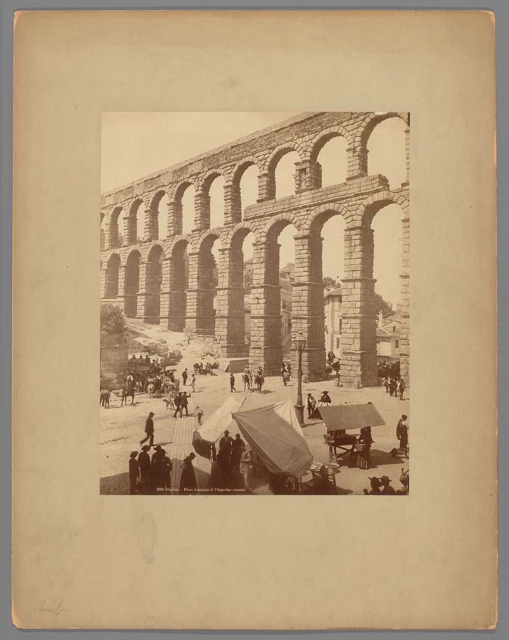 Gezicht op het Plaza del Azoguejo en het Romeinse aquaduct te Segovia (c. 1875 - c. 1900) by anonymous