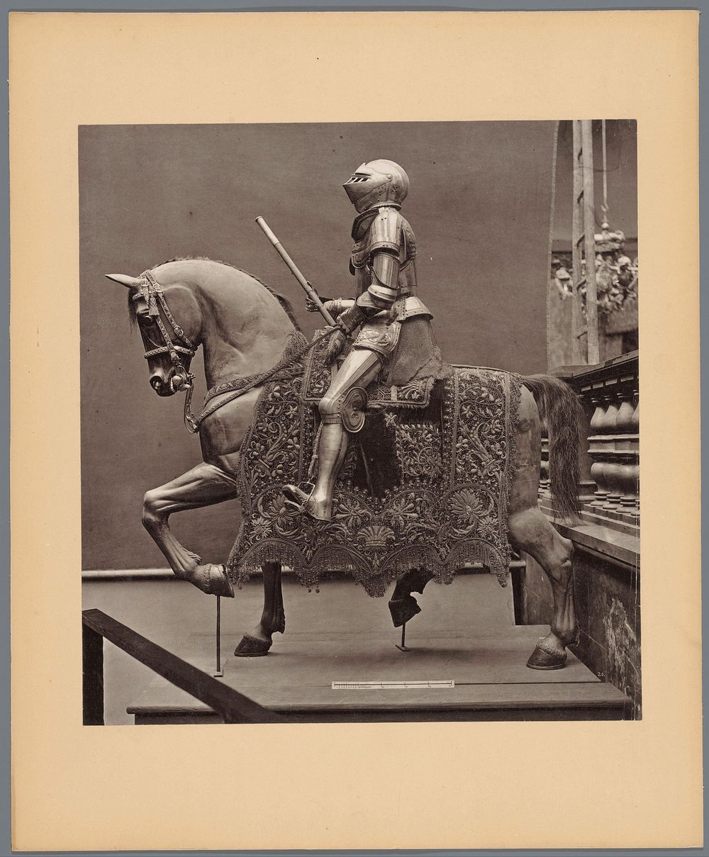 Opstelling van een sculptuur van een paard met daarop een zadel van textiel en een harnas (c. 1875 - c. 1900) by anonymous