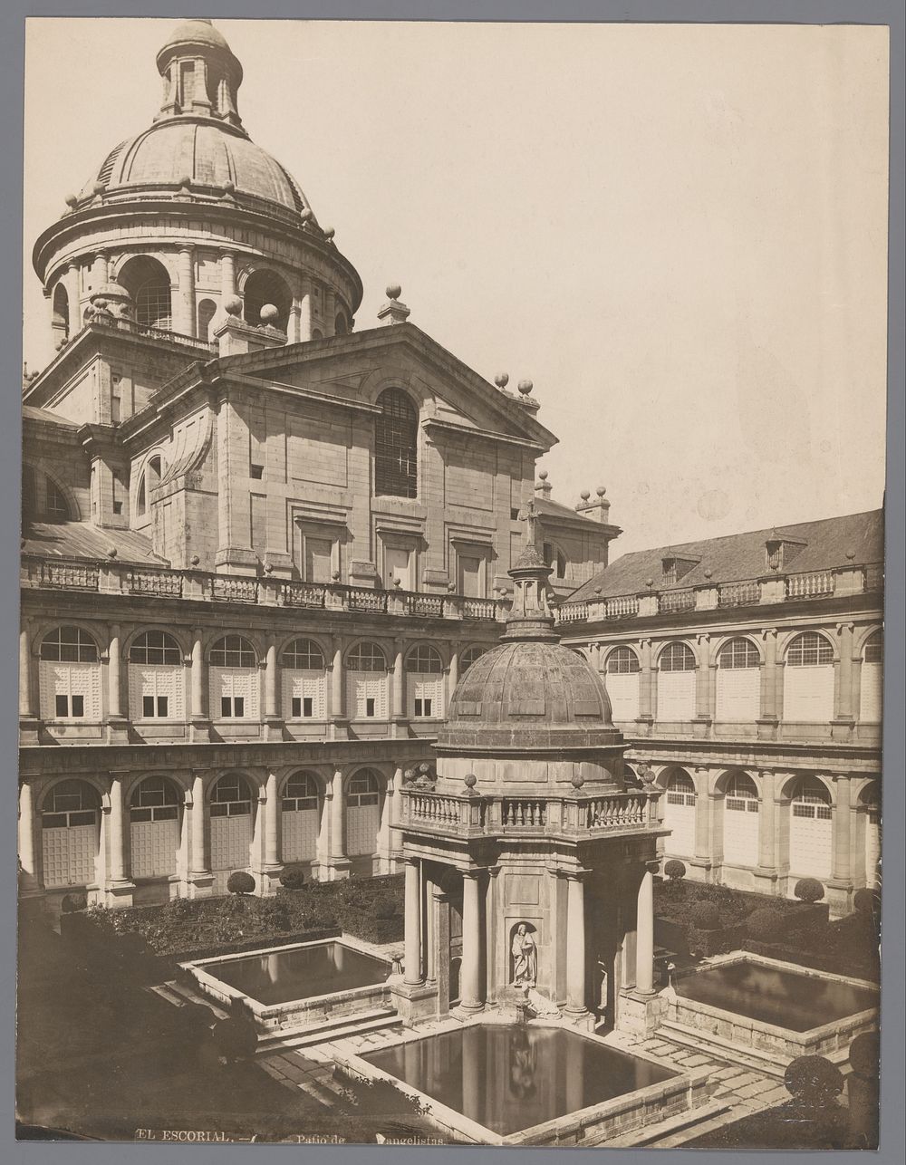 Gezicht op Patio de los evangelistas bij El Escorial (1915 - 1960) by M Moreno