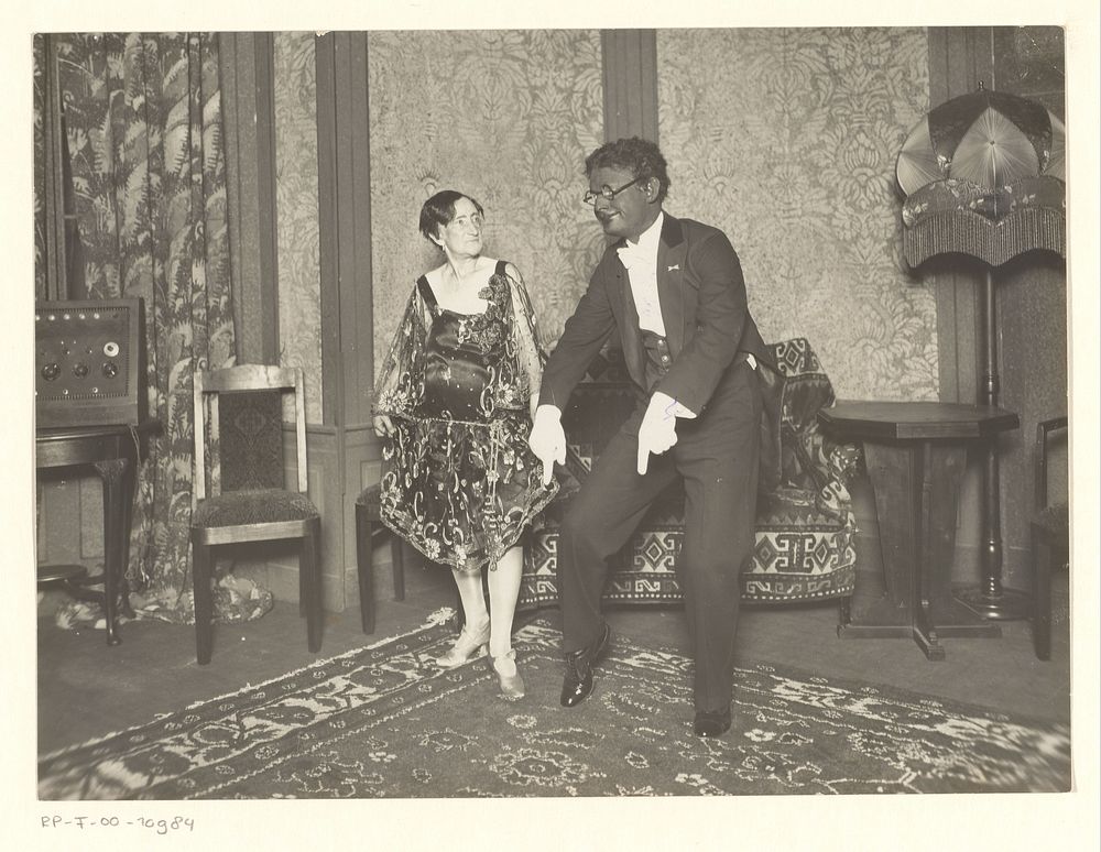 Opvoering van het toneelstuk 'De tante uit Indië' van Henri van Wermeskerken (in or after 1928 - 1970) by Vereenigde Foto…