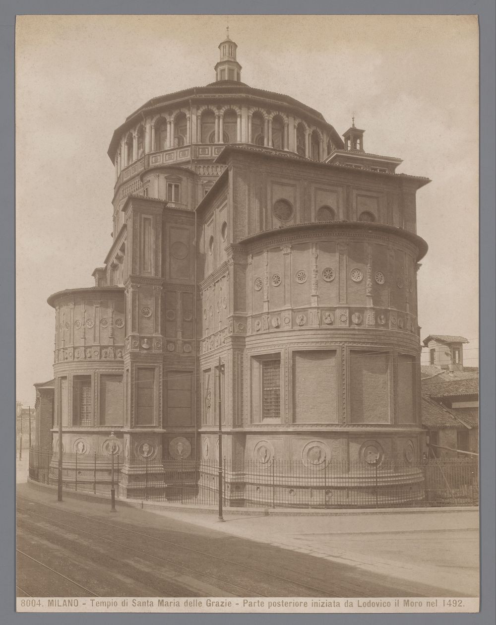 Exterieur van de Santa Maria delle Grazie te Milaan (1890 - 1920) by Giacomo Brogi and Giacomo Brogi