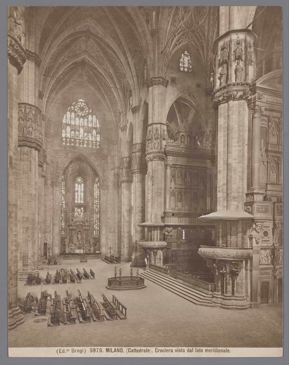 Interieur van de kathedraal van Milaan (1890 - 1920) by Giacomo Brogi and Giacomo Brogi