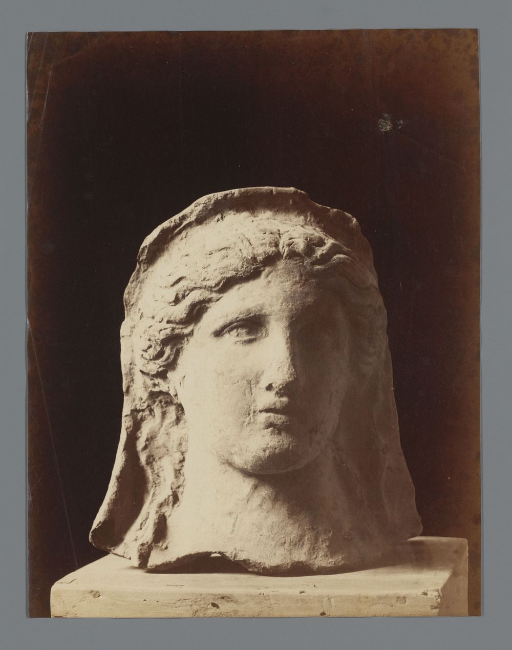 Buste van een onbekende vrouw (1851 - c. 1900) by anonymous